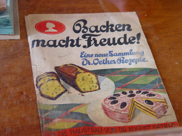 Ein Plakat, das an einer Oberfläche mit Brot und Text befestigt ist.