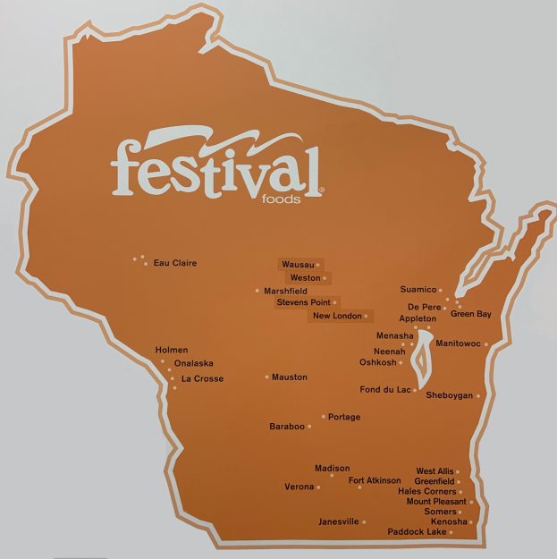 Ein lebendiger Plakatentwurf, der eine Wisconsin-Landkarte zeigt, die mit verschiedenen Früchten, Gemüsen und Snacks gefüllt ist, mit der Aufschrift "Festival Foods".