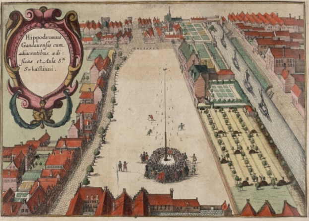Ein altes Stadtplan von einer Stadt mit einem zentralen Brunnen, umgeben von Gebäuden, Bäumen und Menschen, mit Text auf dem Papier.