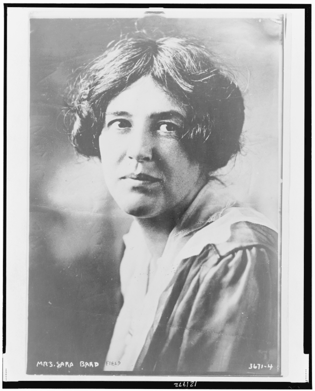Schwarz-weiß-Porträt einer Frau mit ernstem Gesichtsausdruck, identifiziert als Sara Brad Field unten.