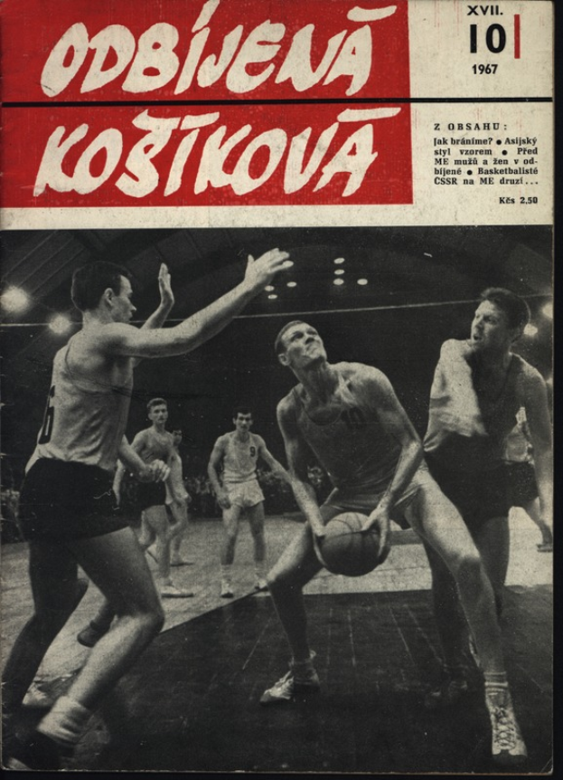Ein Schwarz-Weiß-Foto einer Gruppe von Männern, die Basketball auf einem Court spielen, wobei einer einen Ball hält, und Text oben und unten, der "Odžiena Kostkova" Bände 10 bis 28 auflistet.