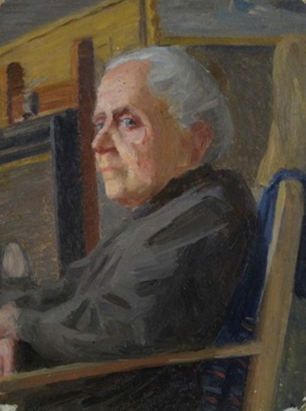 Ein älterer Mann in einem weißen Hemd und dunklen Hosen sitzt friedlich in einem Stuhl mit geschlossenen Augen und Händen auf den Armlehnen, vor einer einfarbigen Wand.