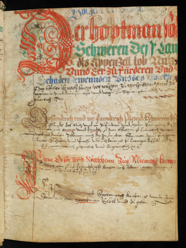Ein aufgeschlagenes Buch mit rot-grünem Design, das als 15. Jahrhundert-Manuskript gilt und eine Textseite zeigt.