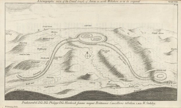 Eine handgezeichnete Karte einer Stadt auf einem Blatt Papier, das in einem Feld liegt, begleitet von beschreibendem Text über die Geschichte, Kultur und Lage der Stadt.