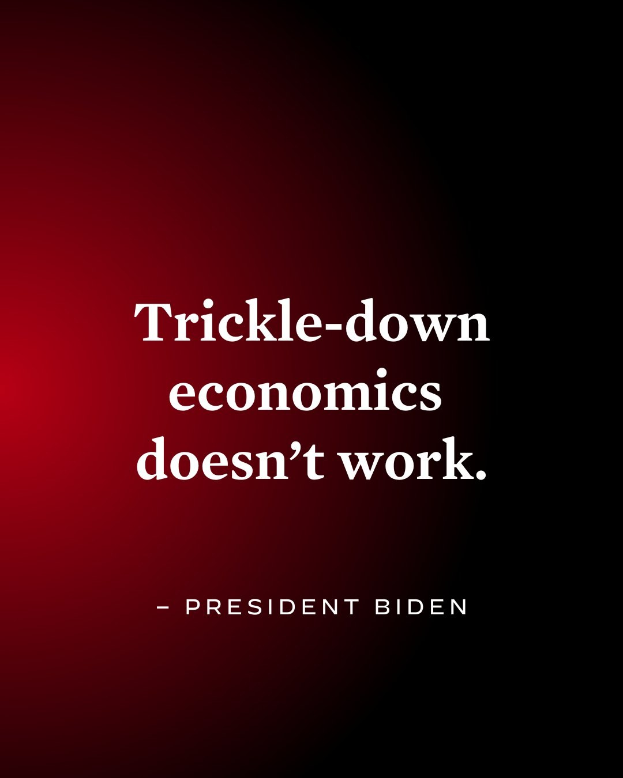 Plakat mit fettem schwarzem Text "Trickle-Down Economics Works Not" auf einem weißen Hintergrund, eingerahmt von einem schmalen schwarzen Rand, begleitet von einem Zitat des Präsidenten Biden.