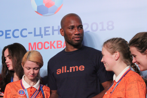 Gruppe von Menschen mit Medaillen auf einer Bühne mit einem 2018 FIFA World Cup Russland-Banner im Hintergrund, das einen Fußball zeigt.