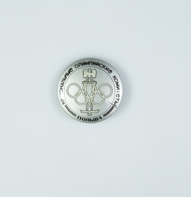 Eine runde Silbermedaille mit dem Olympischen Logo und Text auf einem weißen Hintergrund.