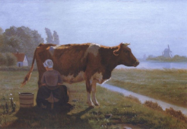 Eine Frau melkt eine Kuh auf einer grünen Wiese mit Pflanzen und Bäumen, einem Gewässer, einem Haus und einer Windmühle im Hintergrund unter einem klaren blauen Himmel.