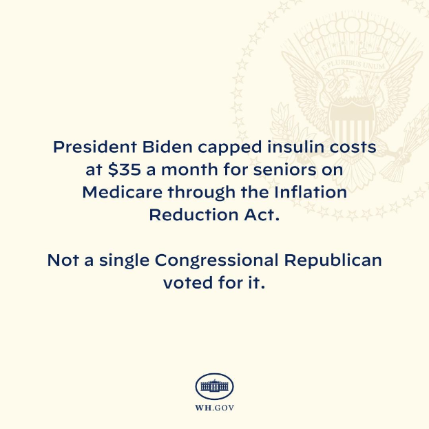 Plakat mit dem Text "Präsident Biden beschränkte die Insulin-Kosten auf 35 Dollar im Monat für Senioren mit Medicare durch das Inflation Reduction Act" und einem Logo.