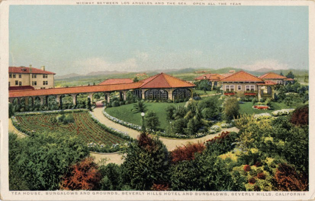 Alte Postkarte des Beverly Hills Hotel und Bungalows in Beverly Hills, Kalifornien, zeigt Gebäude, Bäume, Pflanzen, Blumen, Gras, einen Weg, Laternenpfähle, Hügel und Himmel mit Text oben und unten.