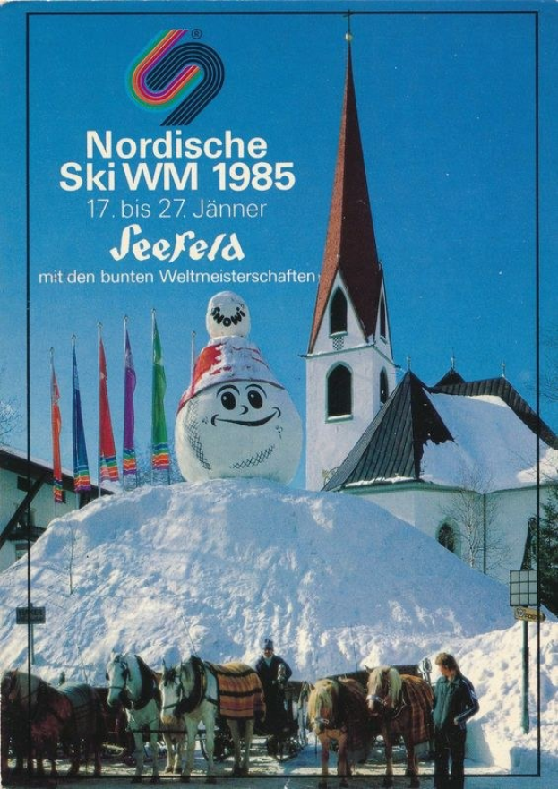 Plakat für die Nordischen Skiweltmeisterschaften 1985 in Seefeld, Schweiz, das eine verschneite Landschaft mit Skifahrern, Pferden, Skistöcken, Fahnen, Gebäuden, Bäumen und Himmel zeigt.
