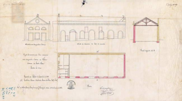 Schwarz-weißer Architekturplan eines mehrfenstrigen Schulgebäudes mit detaillierten Grundrissen und Anmerkungen auf Papier.