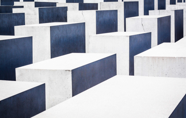 Das Holocaust-Mahnmal für die ermordeten Juden Europas in Berlin, das aus Reihen von unterschiedlich hohen Betonplatten besteht, die in einem Gittermuster angeordnet sind.