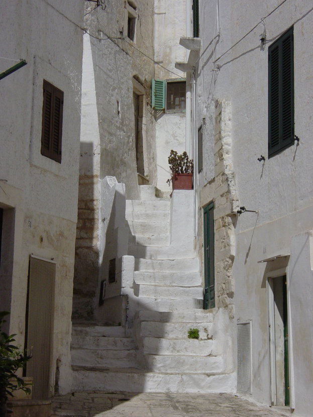 Eine Reihe von Gebäuden mit einer Treppe, die zur Mitte hinaufführt.