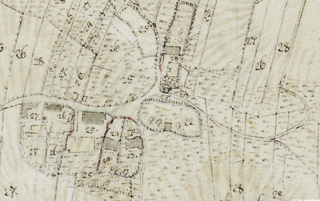 Ein detailliertes altes Stadtplan von einer Stadt mit Gebäuden, Straßen und Text, der eine geplante Entwicklung am unteren Rand anzeigt.