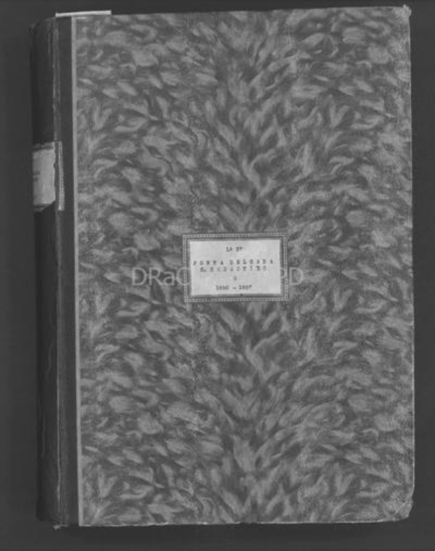 Schwarz-weiß-Foto eines Zeitschriftenhefts mit einem Etikett auf dem Cover, das gegen einen dunklen Hintergrund gestellt ist.