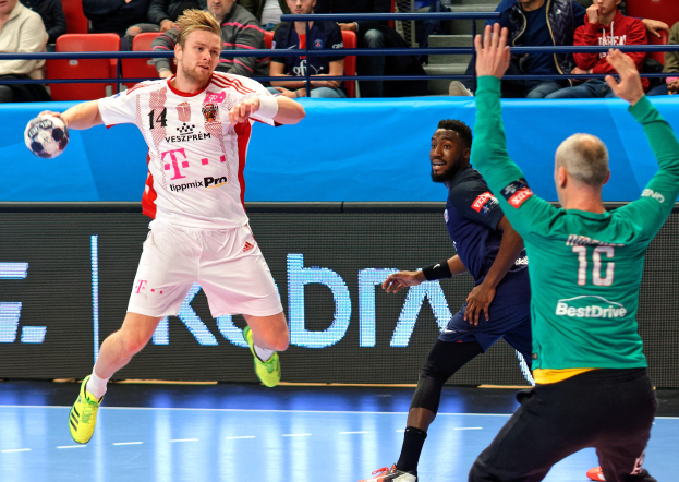 Eine Gruppe von Männern, die Handball auf einem Feld während des Futsal-Weltmeisterschaftsspiels 2019 zwischen Bayern München und Paris Saint-Germain spielen, mit Zuschauern im Hintergrund.