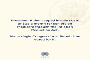 Plakat mit dem Text "Präsident Biden beschränkte die Insulin-Kosten auf 35 Dollar pro Monat für Senioren mit Medicare durch das Inflation Reduction Act" und einem Logo darüber.