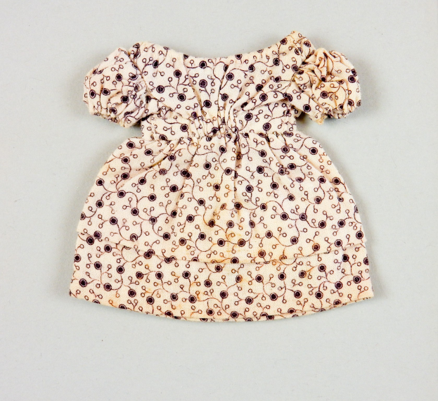 Weißes knielanges Sommerkleid mit rundem Ausschnitt, kurzen Ärmeln und vollem Rock, das ein kunstvolles mehrfarbiges Muster auf einem leichten, luftigen Stoff aufweist.