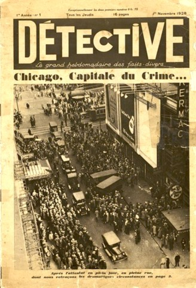 Schwarz-weiß-Foto einer alten Zeitung mit der Schlagzeile "Detektiv, Chicago, Capital du Crime" mit einem Bild einer Menschenmenge auf einer Straße mit Gebäuden im Hintergrund.
