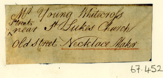 Ein abgegriffenes, leicht zerknittertes Blatt Papier mit verblasster Handschrift in Kursivschrift, das "Altstraße Schmuckmacher" liest.