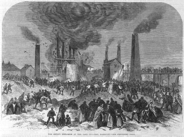Eine Schwarz-Weiß-Zeichnung einer Menge vor einem Fabrikgebäude mit rauchenden Schornsteinen und Häusern im Hintergrund, mit der Beschriftung "Die zweite Explosion im Oaks Colliery, Bakersley, England" unten.